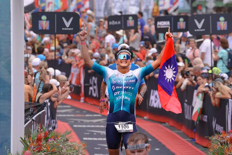 Tyson Wu 吳承泰高舉國旗衝線